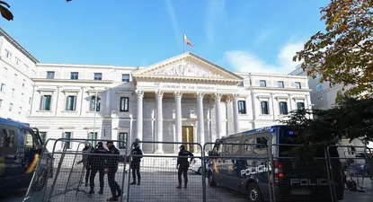 Un furgón de la Policía Nacional controla la zona del Congreso de los Diputados .