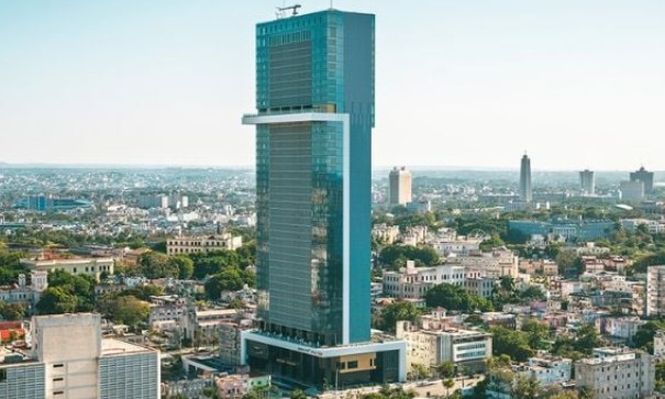 El hotel más alto de Cuba abre en medio de críticas por su alto costo en tiempos de crisis