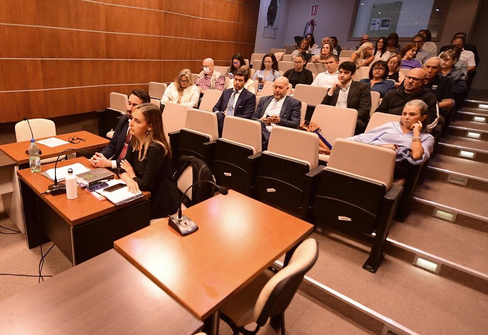 Los fiscales adjuntos Federico Rodríguez y Andrea Graña adelante y atrás abogados y víctimas de Sara Goldring