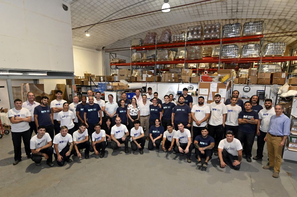 Equipo en el centro logístico de Droguería Industrial Uruguaya