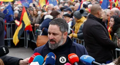 El líder de VOX, Santiago Abascal, se dirige a medios de comunicación a su llegada a la concentración que foros y asociaciones cívicas han convocado este sábado en Madrid.
