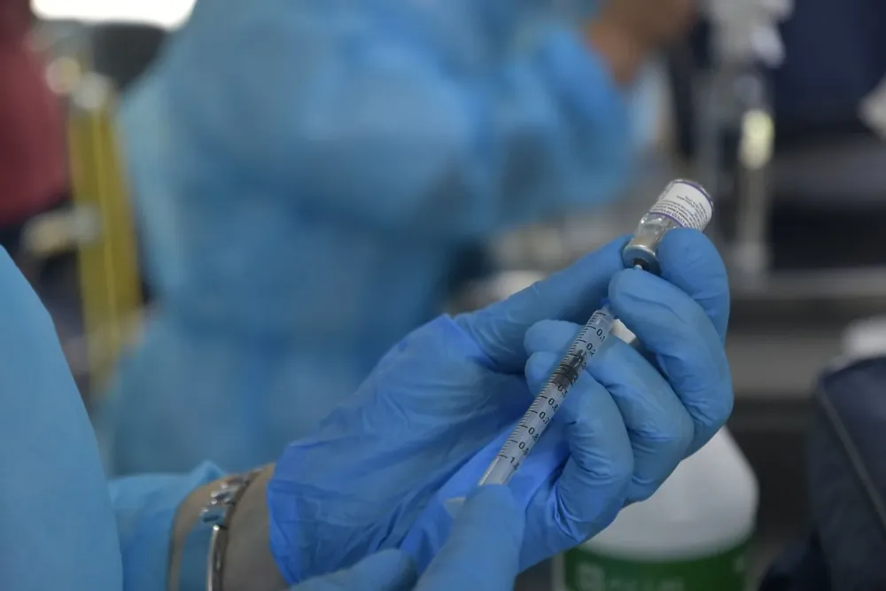 De acuerdo con el fallo, la Justicia neozelandesa asumirá la tutela parcial del bebé para que sea vacunado