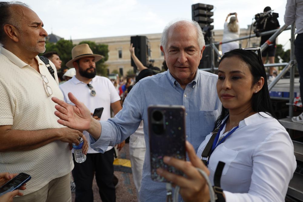 El exalcalde de Caracas y portavoz de la oposición venezolana en España, Antonio Ledesma, en la concetración en la Plaza de Colón