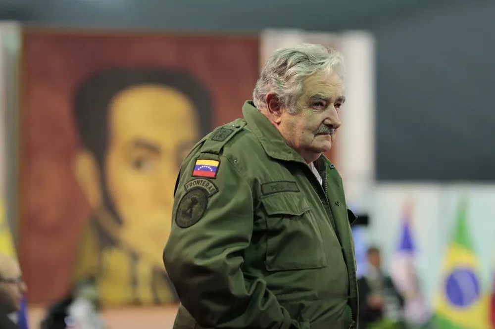 Mujica con la campera del ejército venezolano