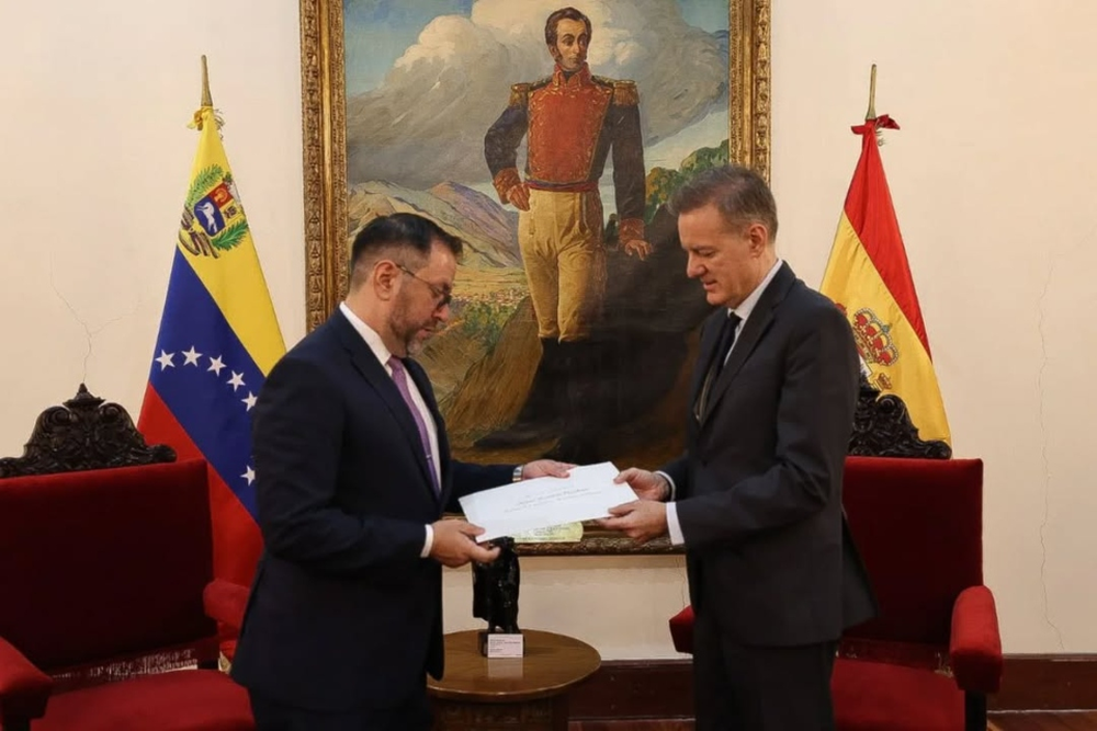 Ministro de Relaciones Exteriores de Venezuela, &nbsp;Yván Gil y el embajador español Álvaro Albacete