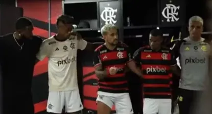 Giorgian De Arrascaeta en la arenga previa a sus compañeros, en el clásico entre Flamengo y Fluminense