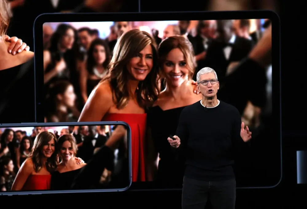 Tim Cook, CEO de Apple, en la conferencia de este martes; de fondo, las protagonistas de The Morning Show, Jennifer Aniston y Reese Witherspoon