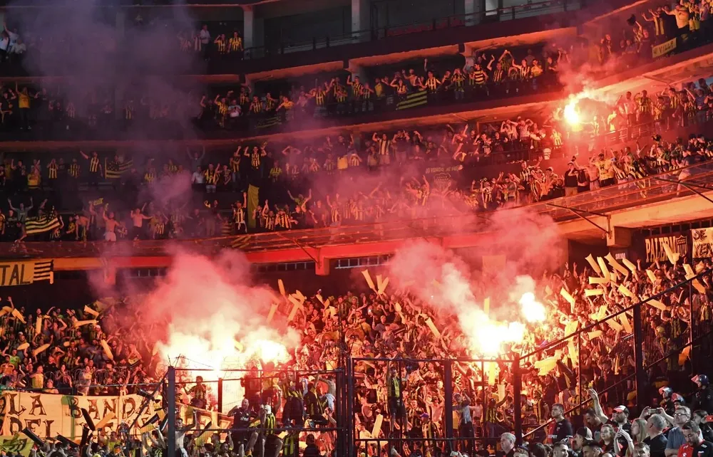 Hinchas de Peñarol en el estadio de Colón