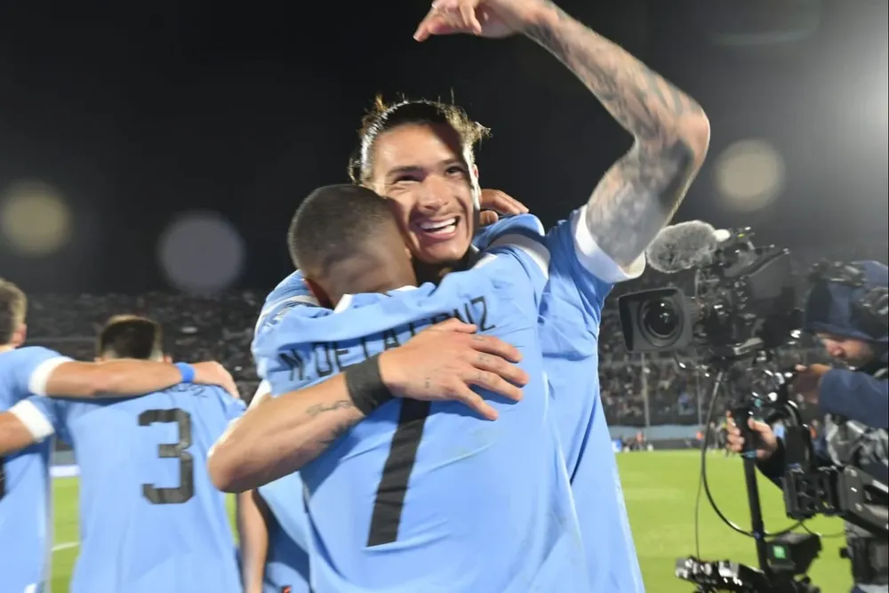 Darwin Núñez abraza a Nicolás De la Cruz tras el segundo gol de la selección uruguaya ante Brasil