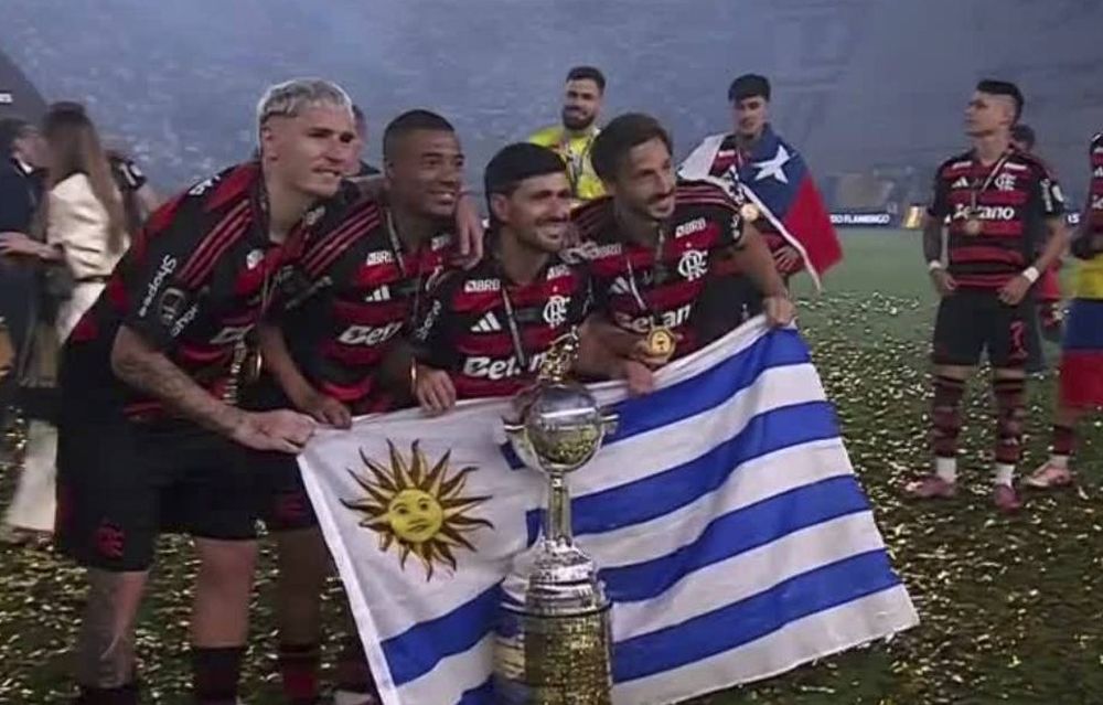 La foto de los cuatro uruguayos campeones con Flamengo