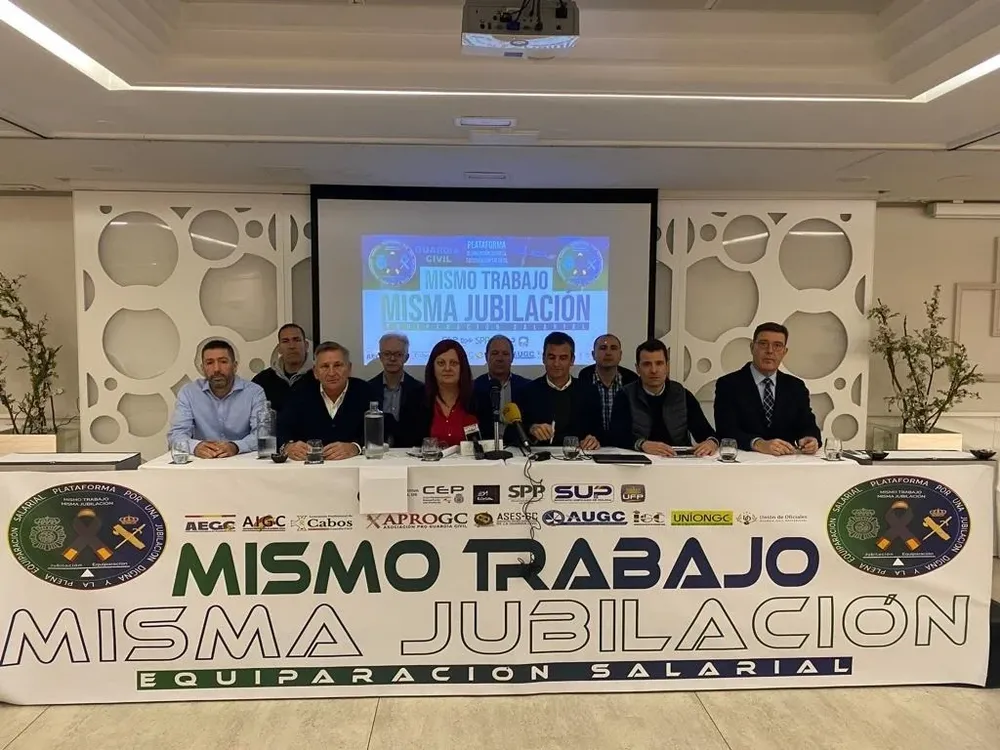 La Plataforma de sindicatos de Policía y asociaciones de Guardia Civil por una jubilación en una rueda de prensa.