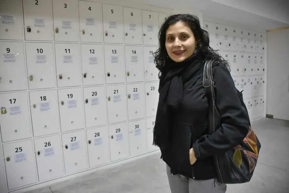 Denisse González cursa en Facultad de Química la asignatura de legalidad para obtener su reválida