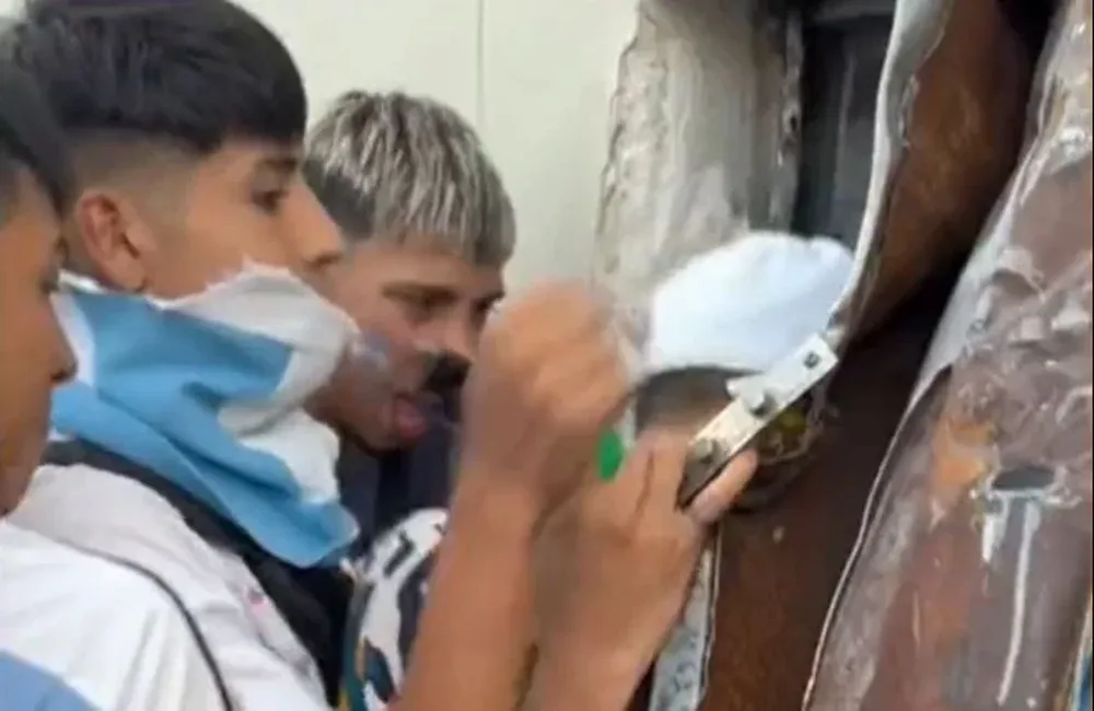 Captura de pantalla del video que muestra cómo ingresaron este martes al Obelisco