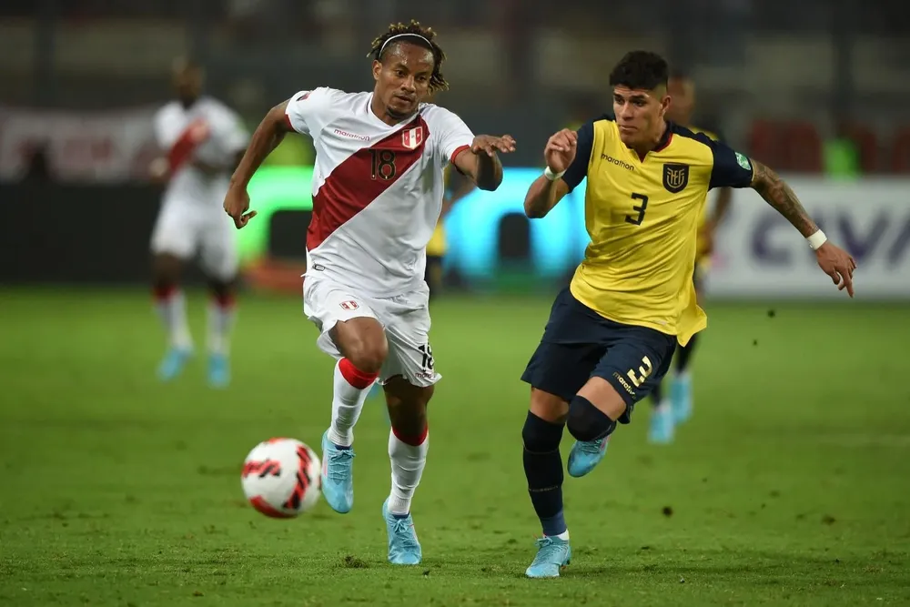 André Carrillo desborda a Piero Hincapié