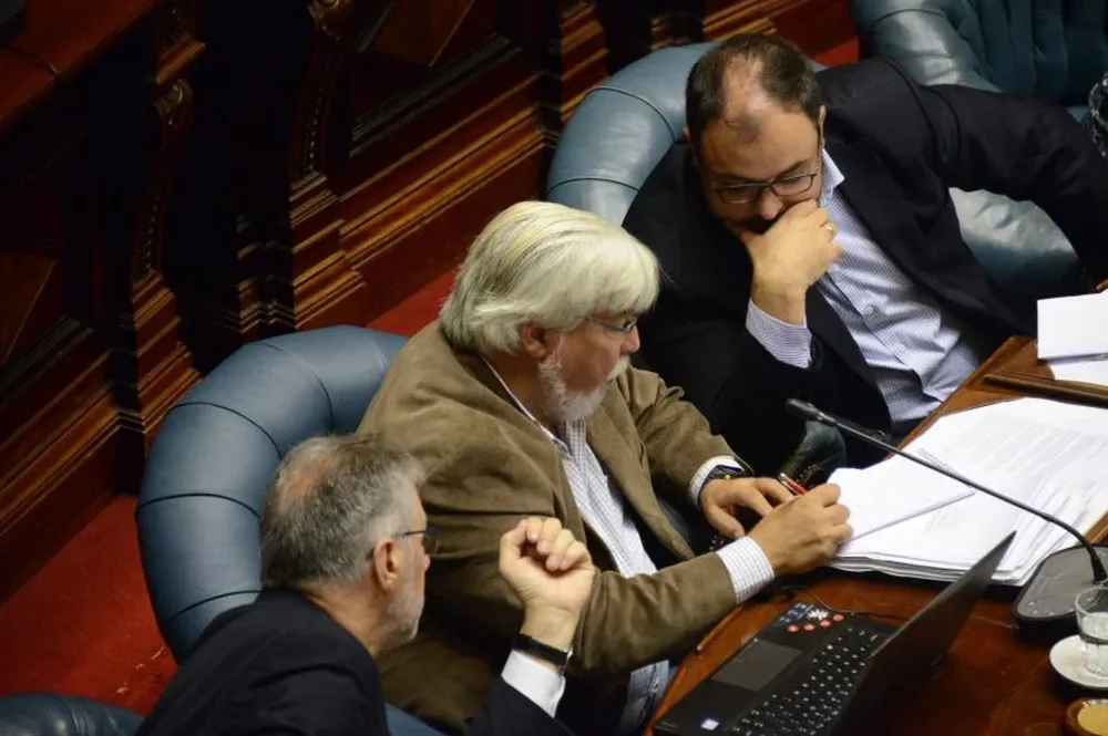 Eduardo Bonomi rodeado por Jorge Vázquez y Charles Carrera en la interpelación del miércoles
