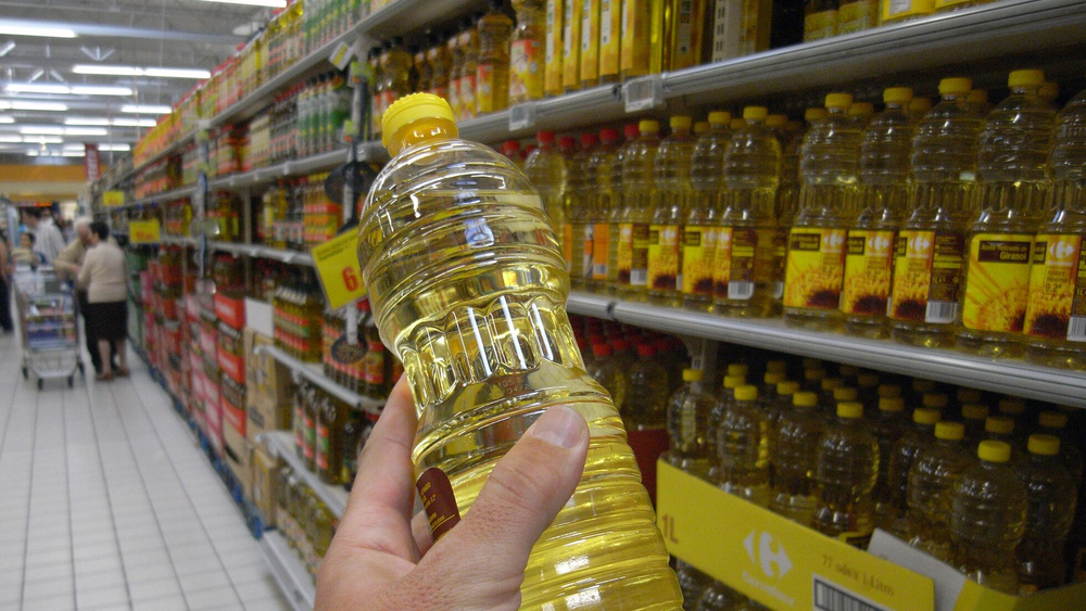 Los españoles se vuelcan al aceite de girasol por el alto precio del de oliva.