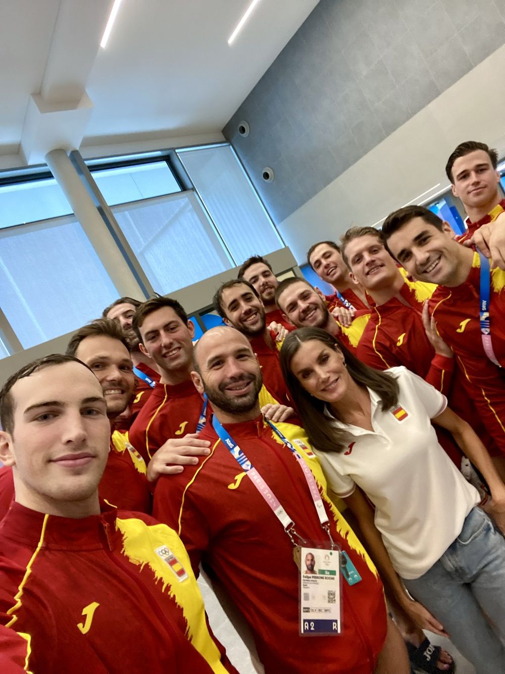 La reina Letizia junto a la selección masculina de waterpolo tras su victoria ante Japón