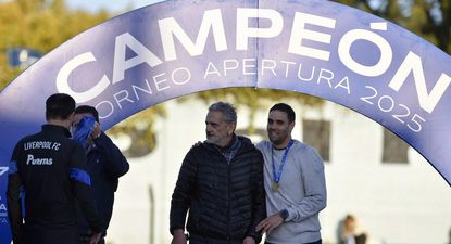 El presidente de Liverpool, José Luis Palma, y el técnico Joaquín Papa, con la medalla de campeón del Torneo Apertura