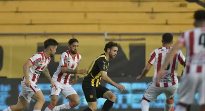 Pedro Milans rodeado por cuatro jugadores