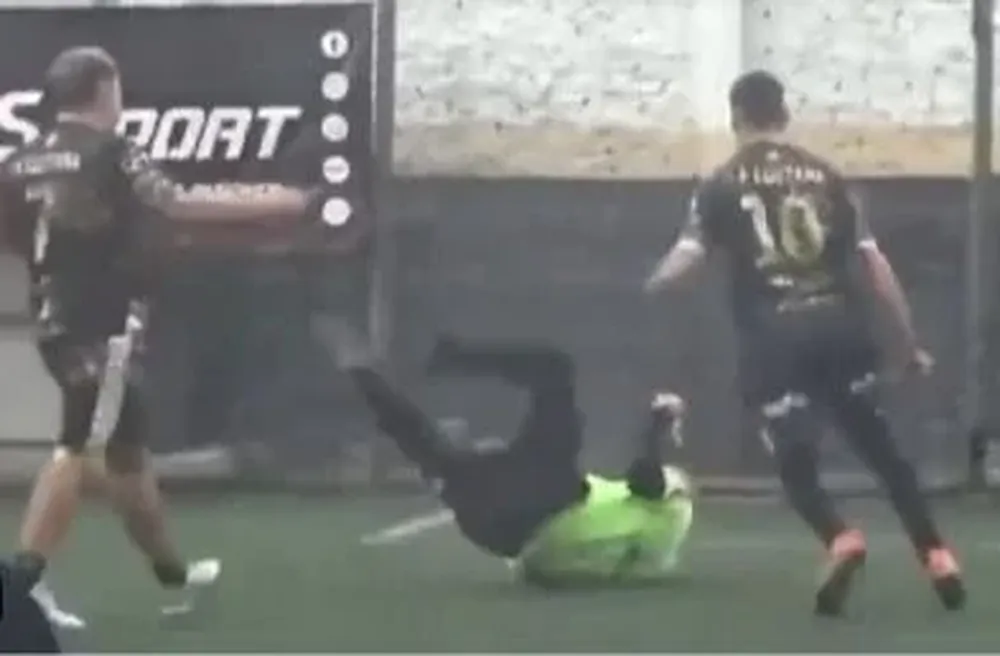 La violenta reacción de Tapón contra el árbitro