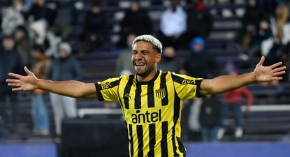 Nahuel Acosta con la camiseta de Peñarol