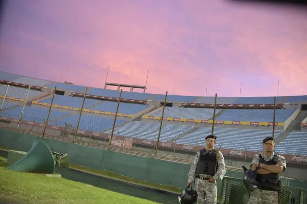 Policías en el Centenario
