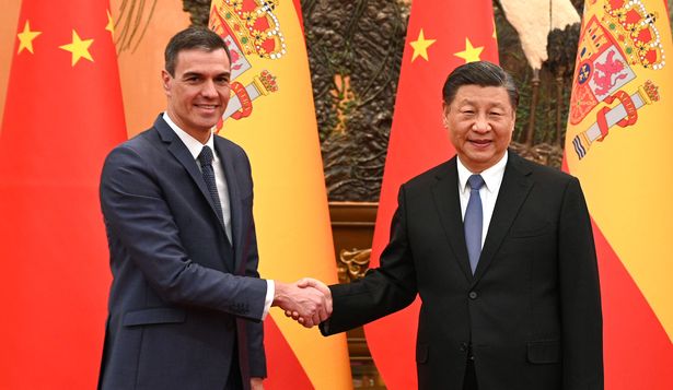 Pedro Sánchez y Xi Jinping, tra su encuentro en Beijing.&nbsp;