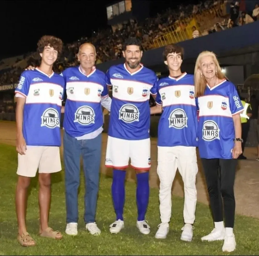 Sebastián Abreu con sus padres y sus hijos gemelos más chicos