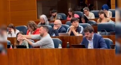 El diputado de Más Madrid Pablo José Padilla simulando disparar a Isabel Díaz Ayuso en el pleno de la Asamblea