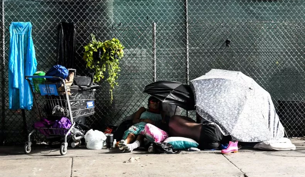 Personas en situación de calle arman un acampe en Miami