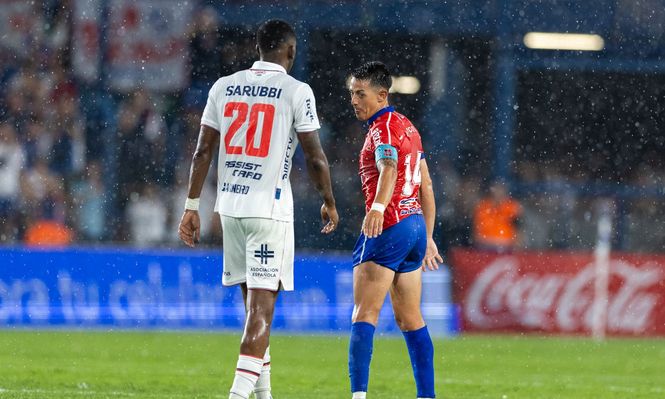 Alejandro Villoldo, capitán de Central Español, saluda a Gonzalo Carneiro tras la victoria ante Nacional