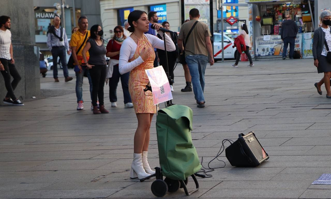 Una cantante callejera en la Plaza Mayor de Madrid.