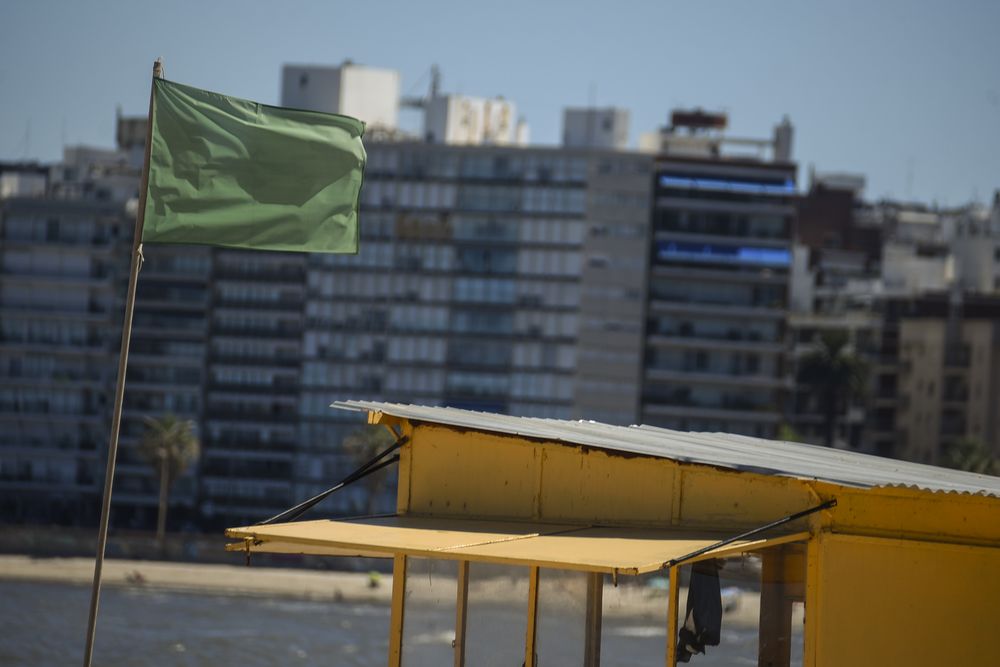 20250131 Playa, calor, verano, casilla de guardavidas, bandera verde, estado del tiempo.