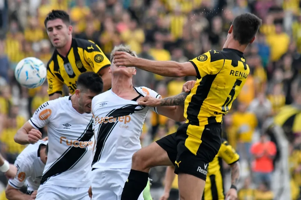 El partido entre Danubio y Peñarol trajo varias denuncias