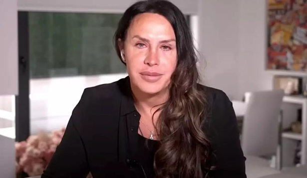 Karla Sofía Gascón llora durante una intervención televisiva.