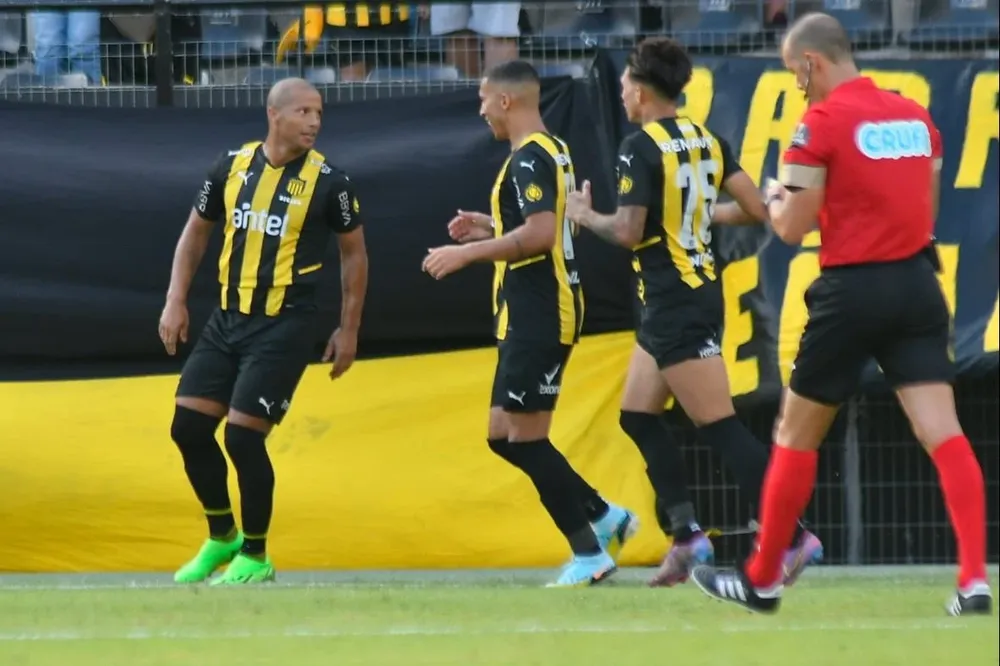 Festejo del gol de Carlos Sánchez contra Cerro