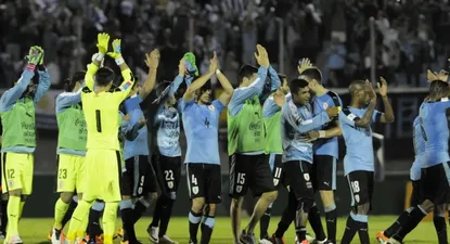 Polenta saludando a Coates luego del triunfo ante Perú en el Centenario por las Eliminatorias a Rusia