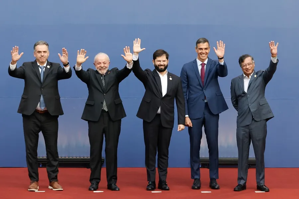 Los presidentes Orsi, Lula, Boric, Sánchez y Petro en una cumbre progresista en Chile. EFE