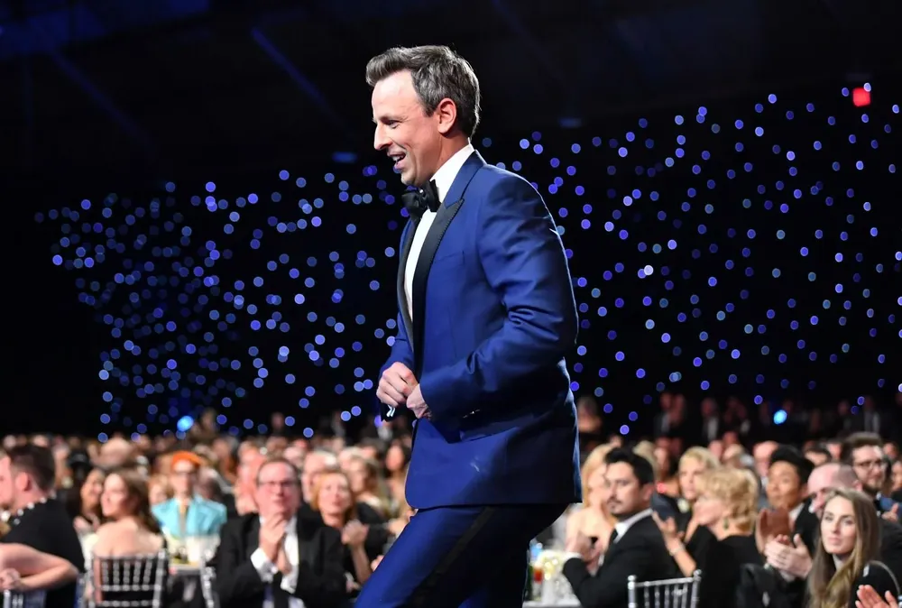 Ted Danson sobre el escenario de los premios Critics Choice