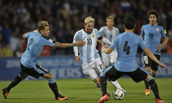 Último antecedente de Messi defendiendo a Argentina: triunfo ante Uruguay en Mendoza.