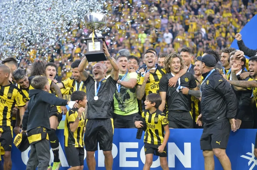 El plantel de Peñarol, con Walter Gargano a la cabeza, festeja el título del Clausura y el haber conseguido la Anual, en tanto también le cortaron el tricampeonato a Nacional