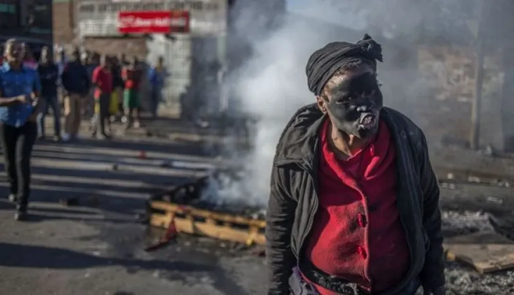 Mujer con el rostro cubierto grita contra inmigrantes