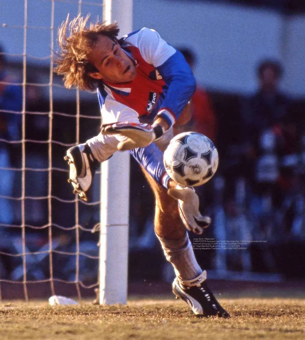 Jorge Seré atajando uno de los penales en 1988