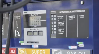 Surtidor de combustible en estación de servicio.
