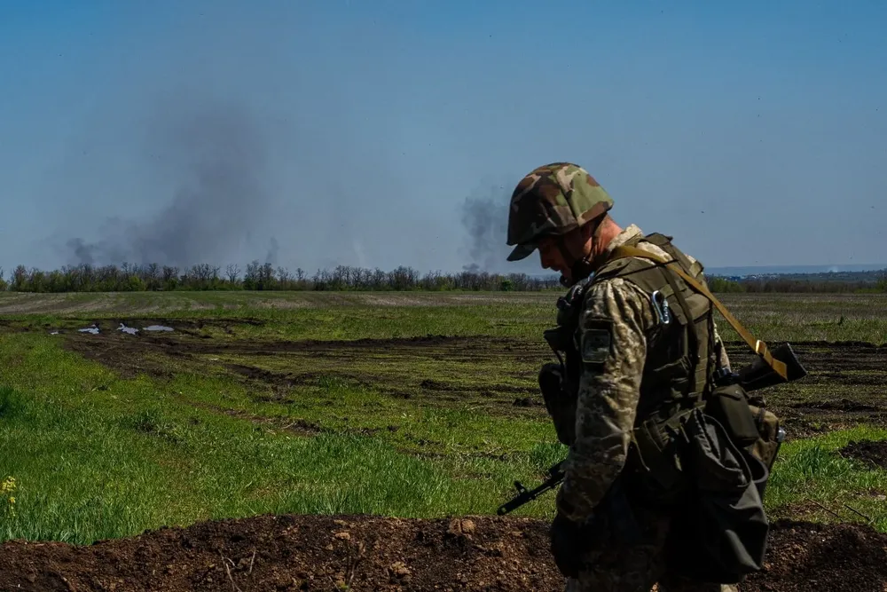 Soldado en áreas de producción agrícola, en Ucrania.