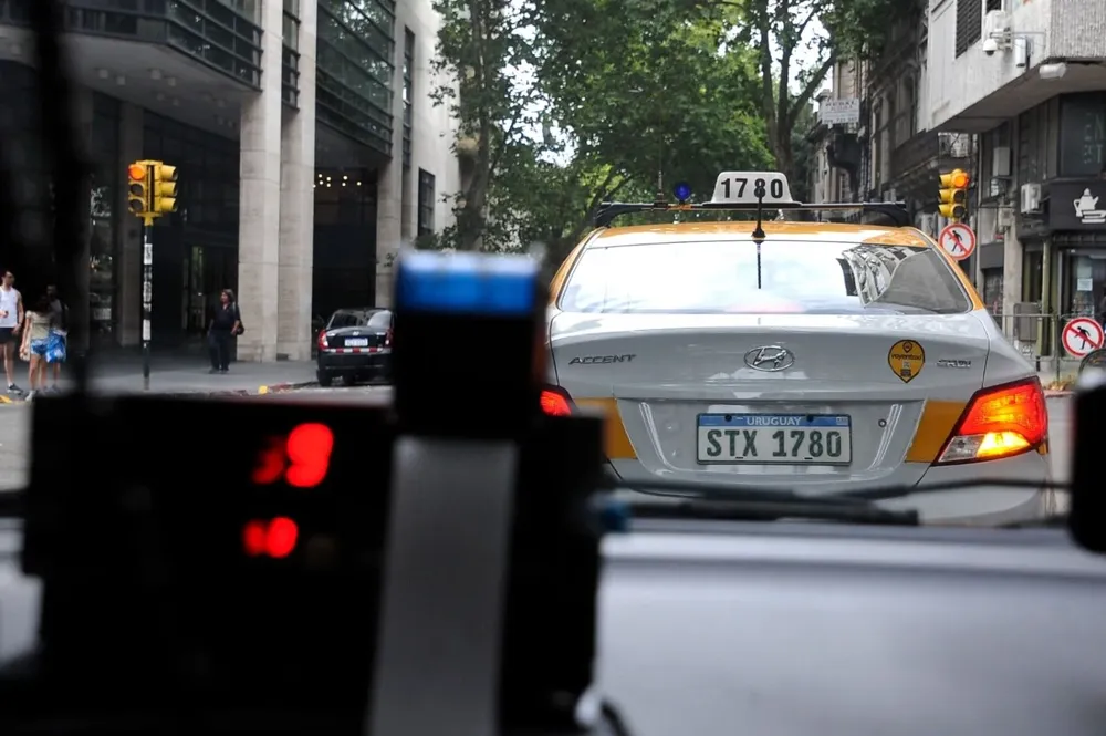 Taxistas fueron avisados de que se los expulsaría de las radios si se anotaban en Uber
