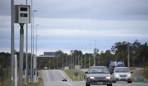 Turistas al volante: ¿cómo se pagan las multas de los no residentes en Uruguay y cuánto salen?