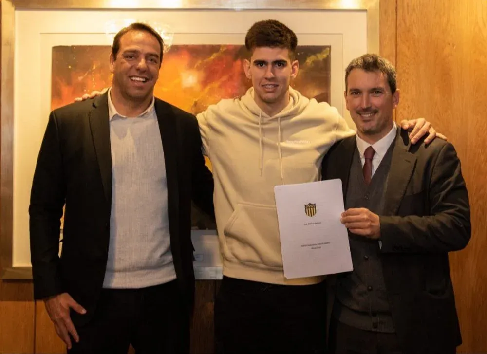Randall Rodríguez firmó contrato con Peñarol con la presencia del presidente Ignacio Ruglio y del titular de las divisiones menores del club, Juan Susena