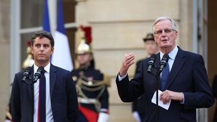 El primer ministro francés, Michel Barnier, de 73 años, junto a su antecesor, Gabriel Attal, de 35 años. EFE