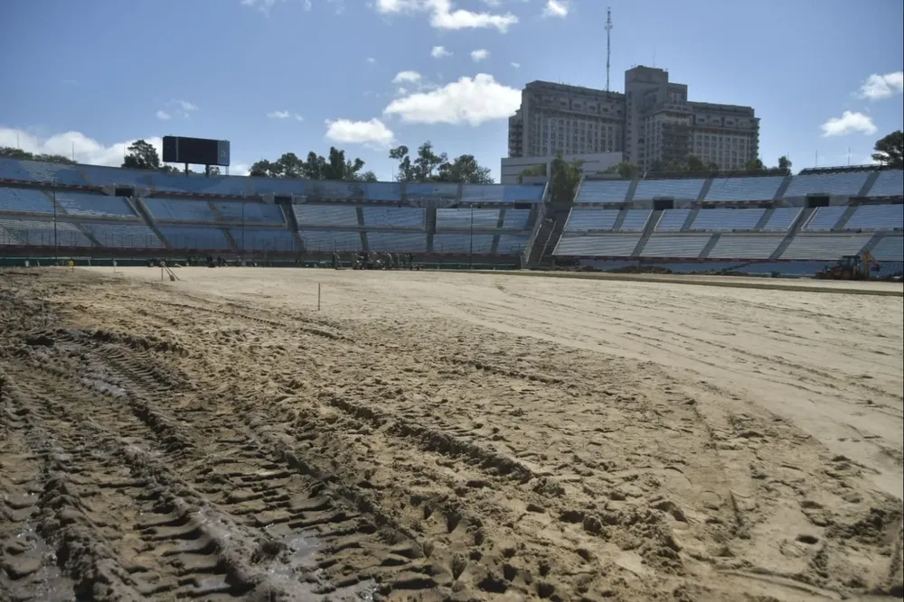 No es una cancha de beach soccer gigante, es la base de arena del Estadio Centenario y el primer rollo de césped que fue colocado desde el arco de la Amsterdam hasta el de la Colombes